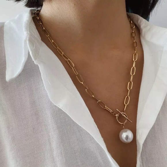 3/$30 💛 Faux Pearl Chain Necklace - Picture 2 of 7